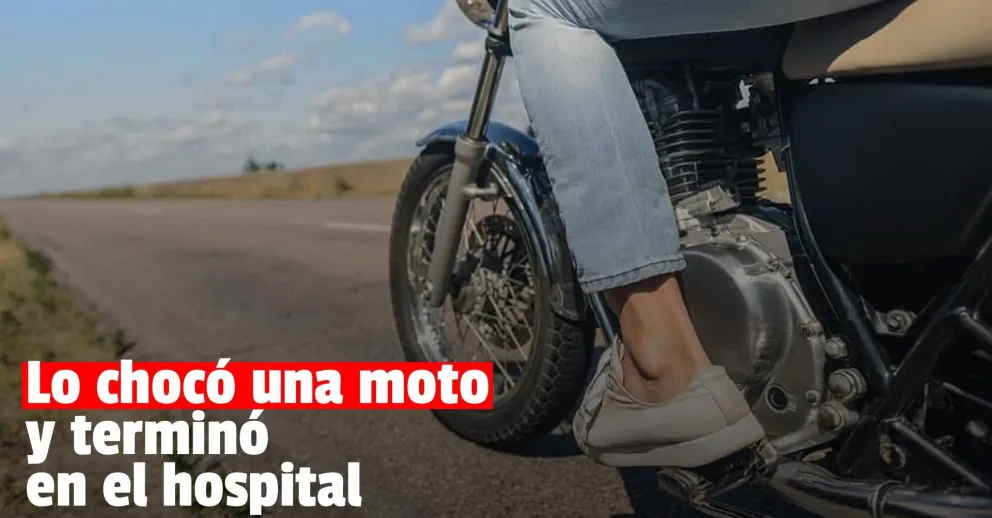 Iba caminando y una moto lo chocó de atrás