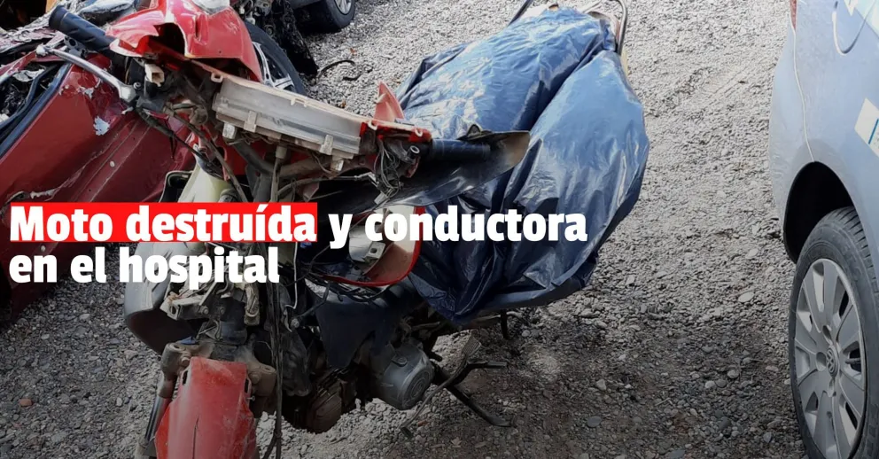 Una motociclista terminó fracturada tras impactar con un auto