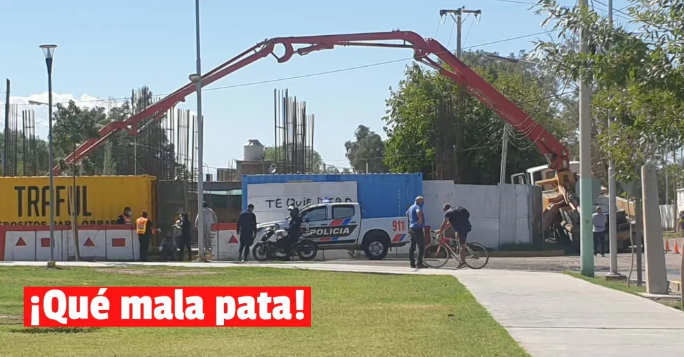 Un hombre sufrió un accidente laboral y se quebró una pierna