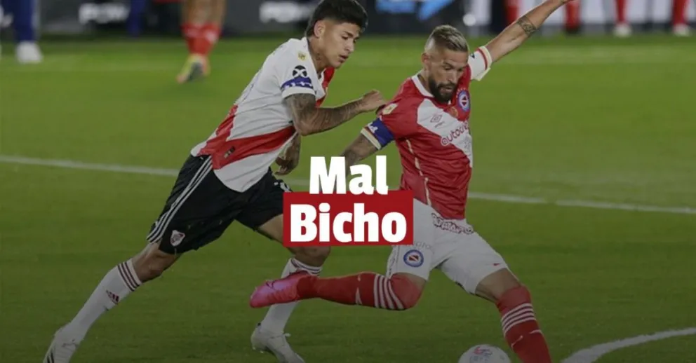 Golazo y victoria de Argentinos sobre River