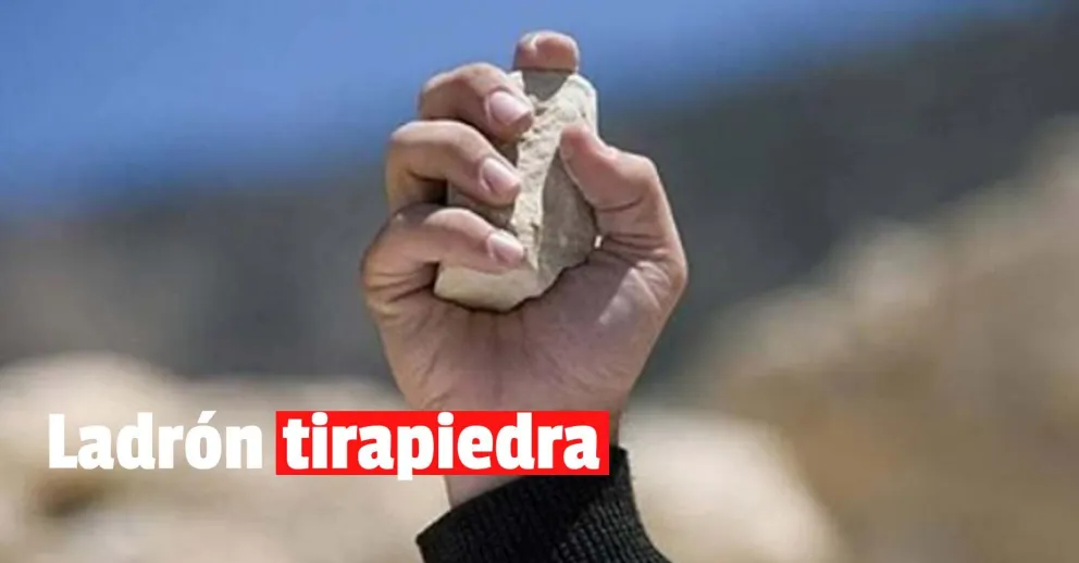 Apedrearon a un motociclista para robarle