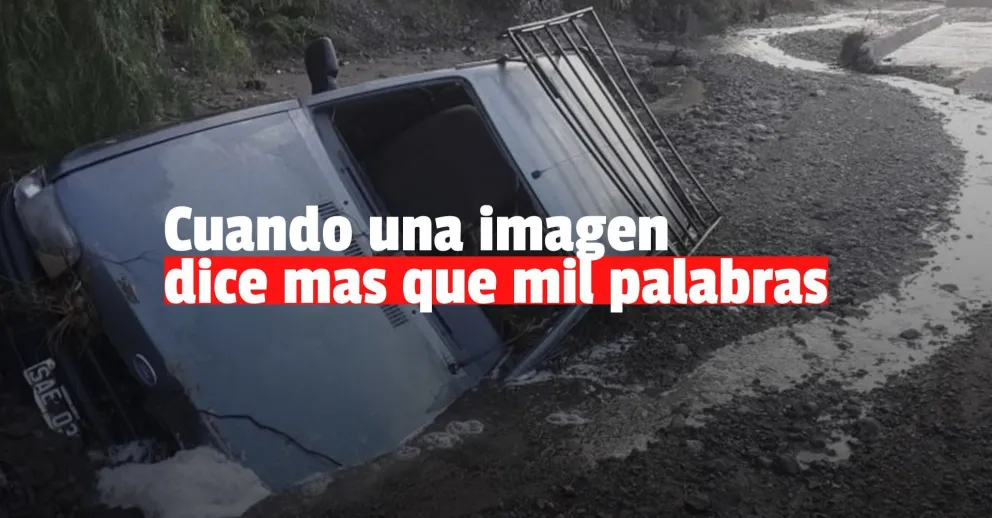 Un auto fue arrastrado por la creciente en Zonda