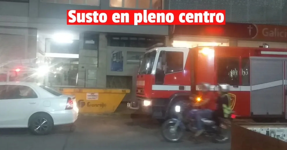 Bomberos y policías tuvieron que rescatar a una persona que se quedó atrapada en un ascensor