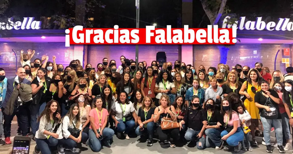 Ex empleados de Falabella se unieron en un emotivo abrazo simbólico de despedida