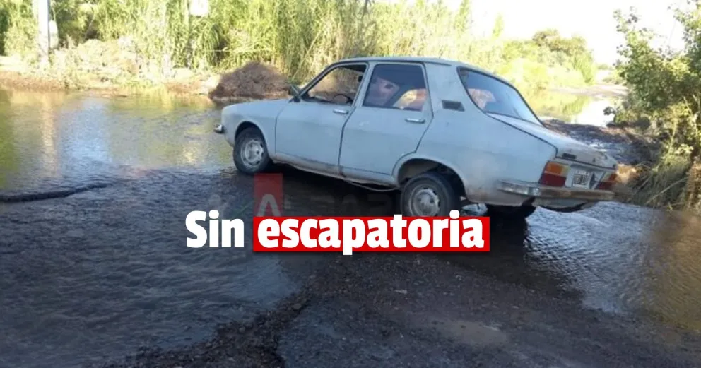 Cedió el pavimento en una calle de Albardón y un auto quedó atascado