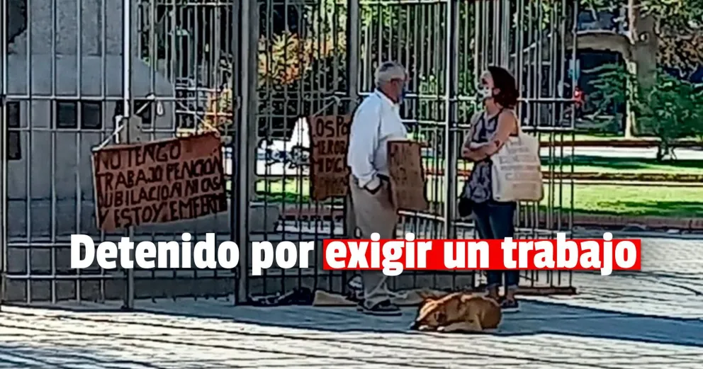 Se encadenó en la Plaza 25 para reclamar por un trabajo y lo detuvieron