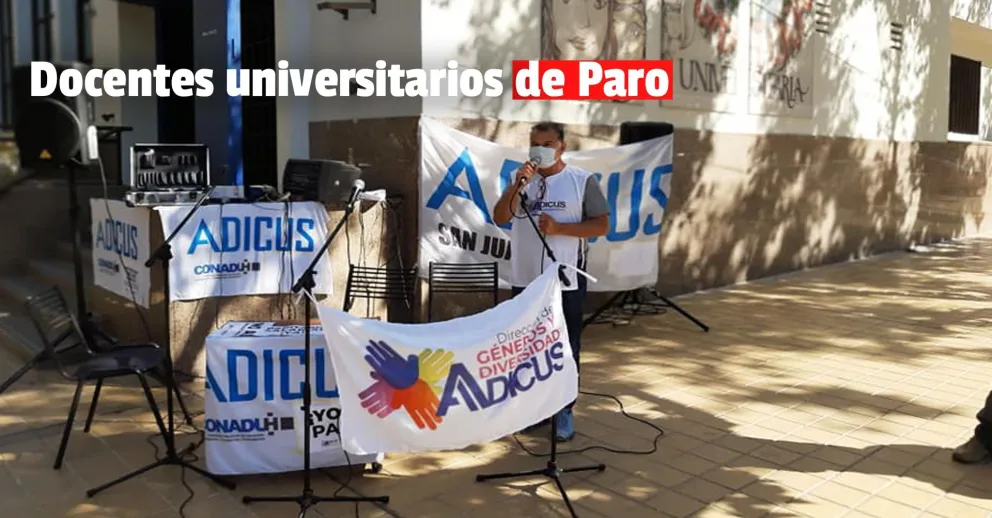 Con una radio abierta, docentes universitarios realizaron un reclamo y paro
