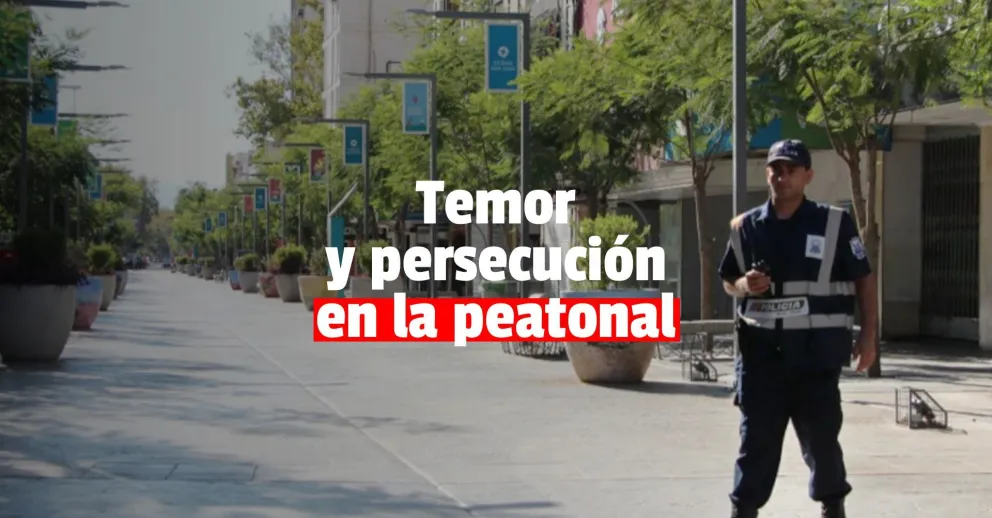 Tres hombres persiguieron a una mujer por la peatonal y la policía logró detener a uno de ellos