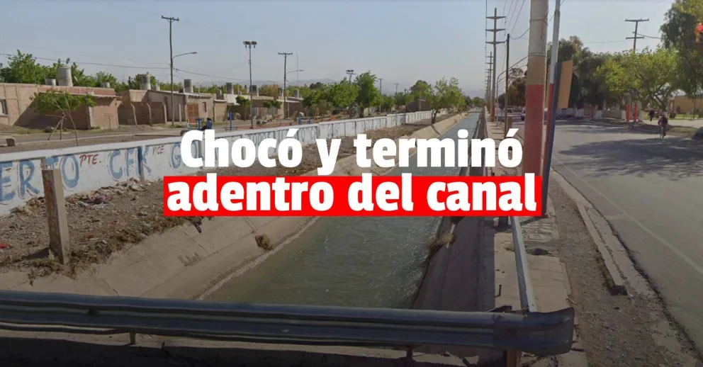 Un motociclista chocó contra una ambulancia y cayó a un canal