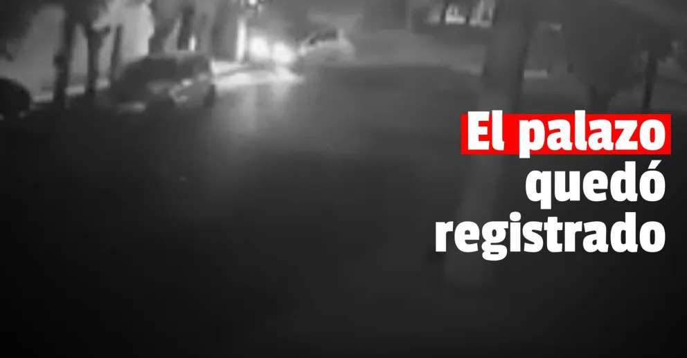 Así fue el momento en el que una camioneta chocó contra un poste en Rivadavia