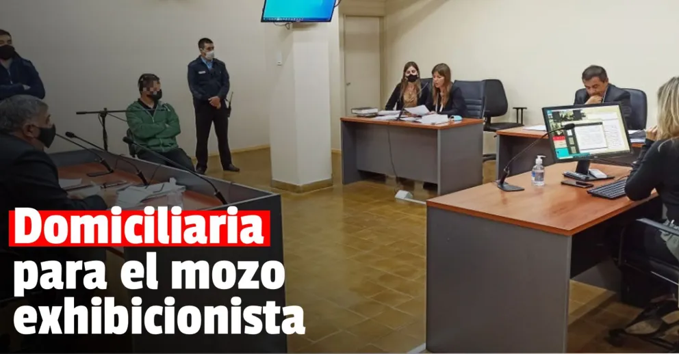 Le dieron domiciliaria al mozo que se bajó los pantalones delante de un menor