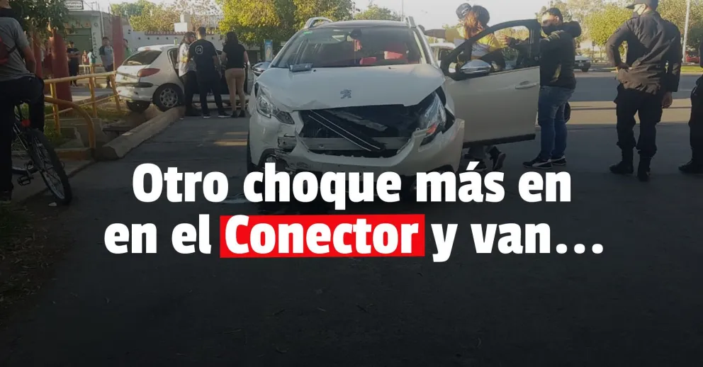 Fuerte choque en Conector Sur: un auto quedó incrustado en una baranda