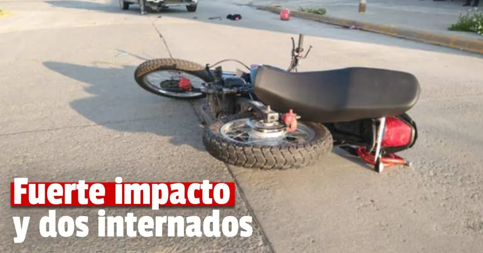 Un choque entre un auto y una moto dejó a dos personas internadas