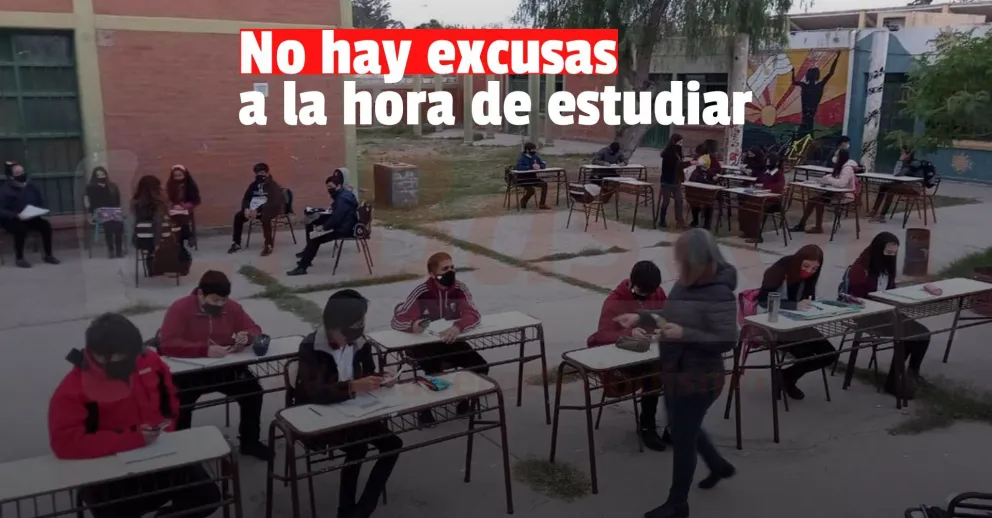 No hay luz en una escuela caucetera y los alumnos tuvieron clases en el patio