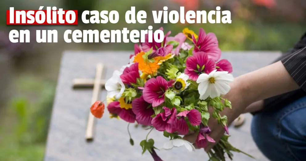 En el sepelio de un amigo agredió a su pareja golpeándola con un ramo de flores