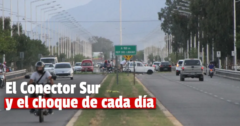 Triple choque en el Conector Sur: una moto quedó debajo de una camioneta