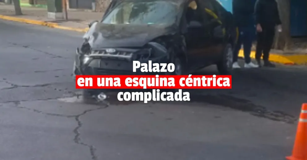 Fuerte choque en el centro: un auto destruyó una verdulería