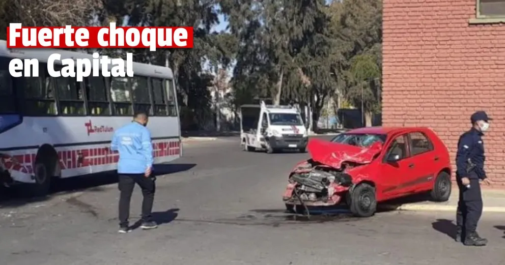 Fuerte choque entre un colectivo y un auto en Capital