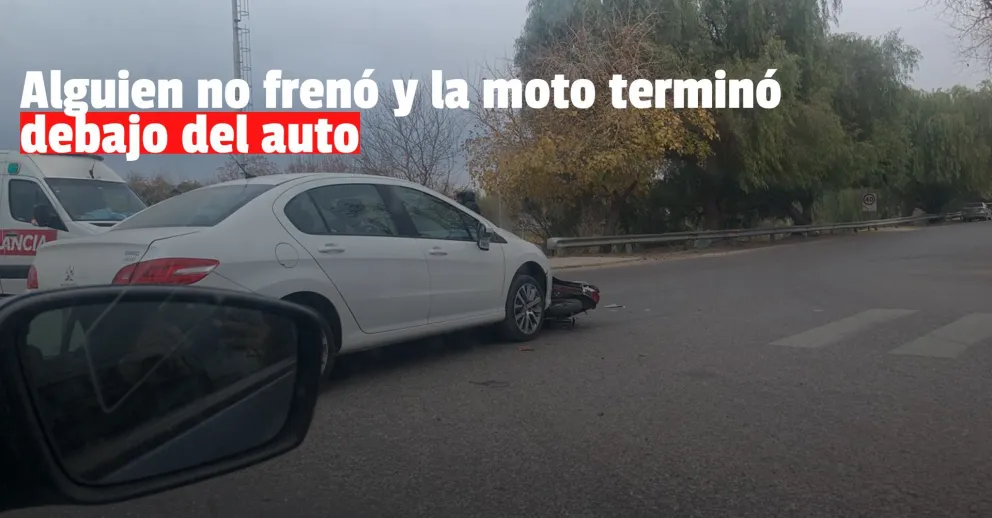 Una joven de 24 años terminó hospitalizada tras chocar en su moto contra un auto