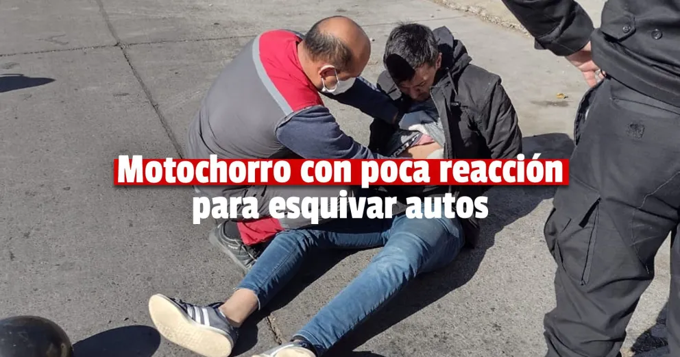 Robó una cartera, huyó y terminó chocando contra un auto