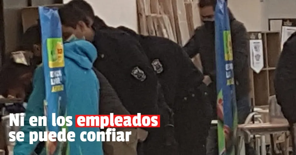 Empleados infieles quedaron grabados mientras robaban en su lugar de trabajo