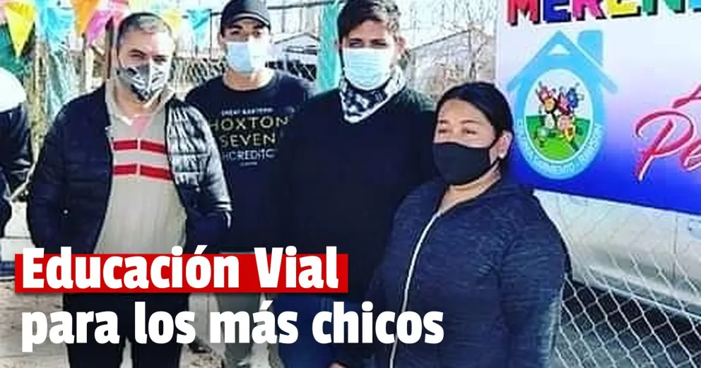 Un grupo de jóvenes enseña educación vial a los chicos de los merenderos