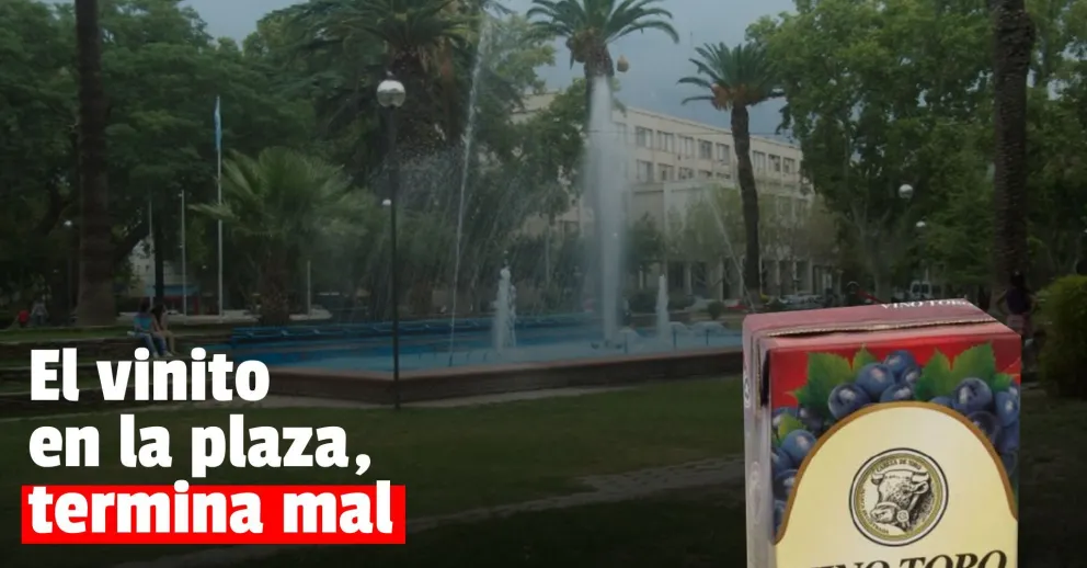 Detuvieron a dos hombres por estar tomando en una plaza céntrica