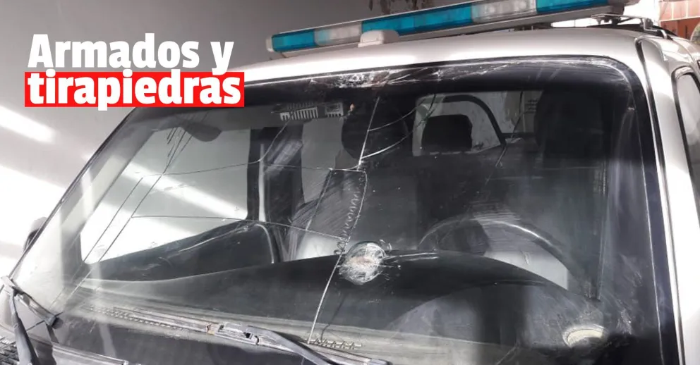 Detuvieron a 4 personas por agredir a policías y abollar un patrullero