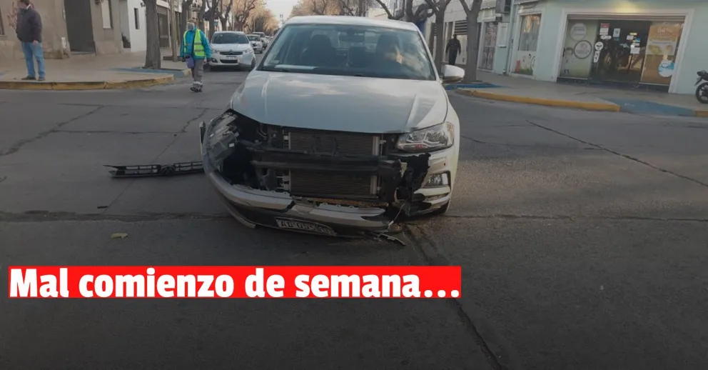 Ninguno frenó y dos vehículos impactaron en pleno centro