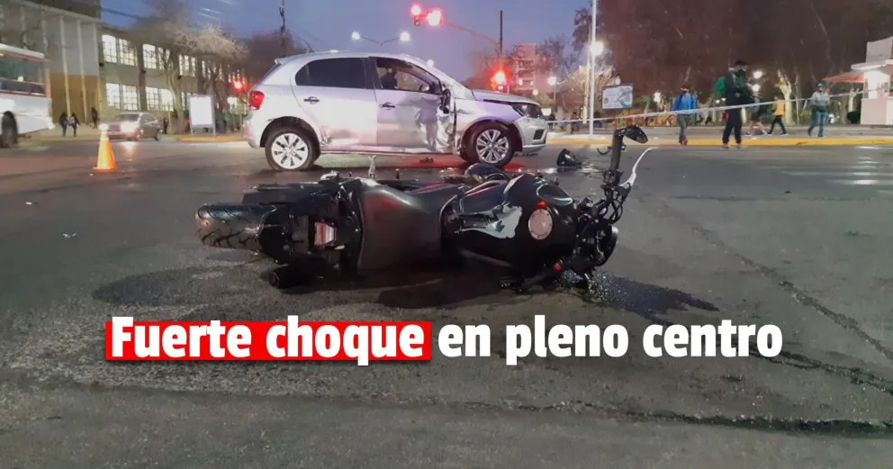 No respetó el semáforo en rojo y terminó protagonizando un tremendo choque