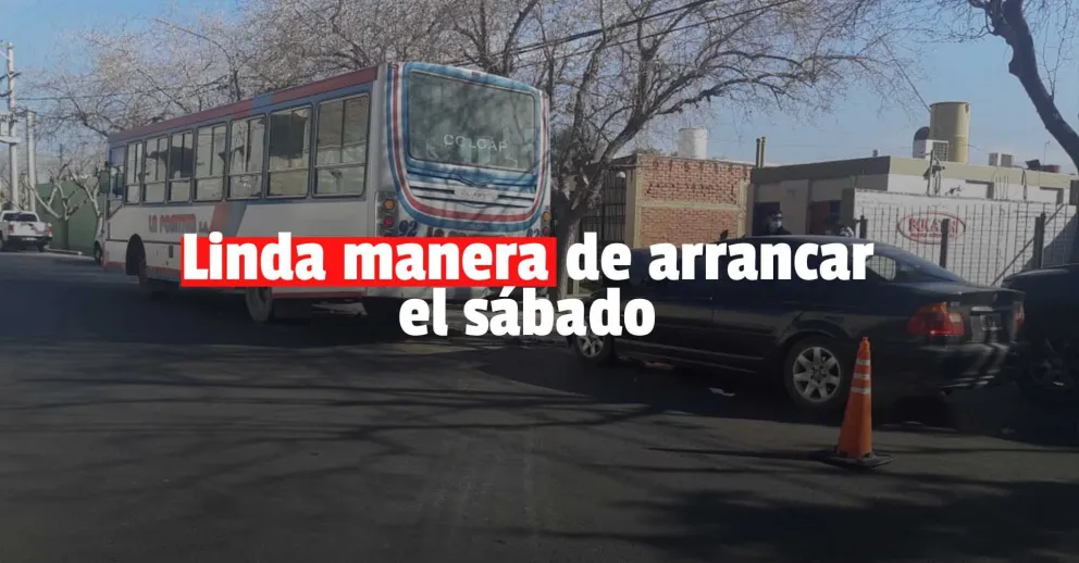 Chocó a un colectivo en un semáforo y terminó internada