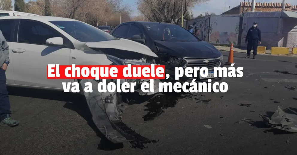 Fuerte choque entre dos autos alta gama en un transitado cruce