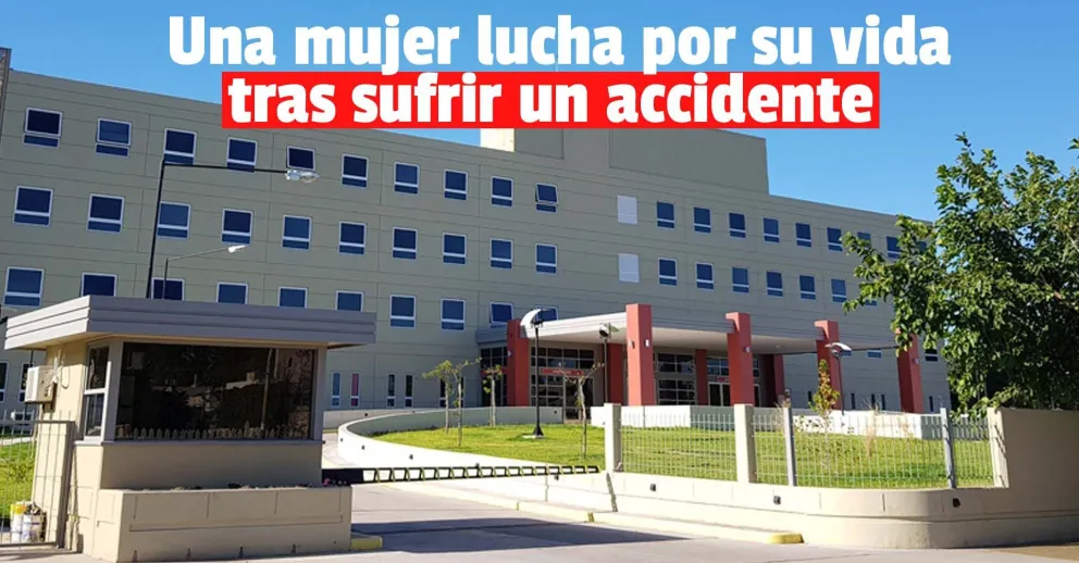 Iba en moto, chocó contra un auto y se encuentra grave
