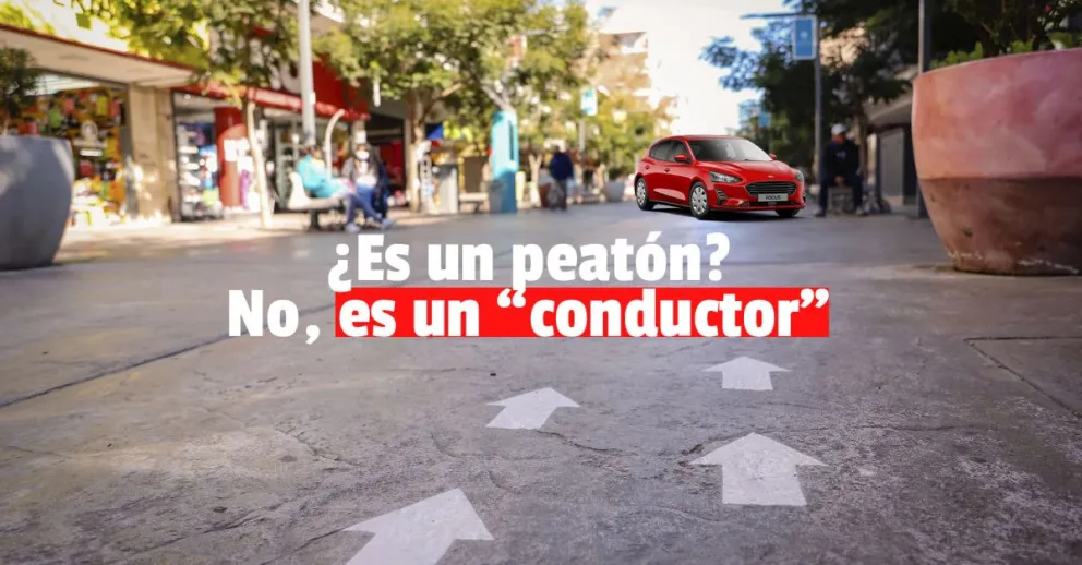 Con el auto y todo adentro de la Peatonal