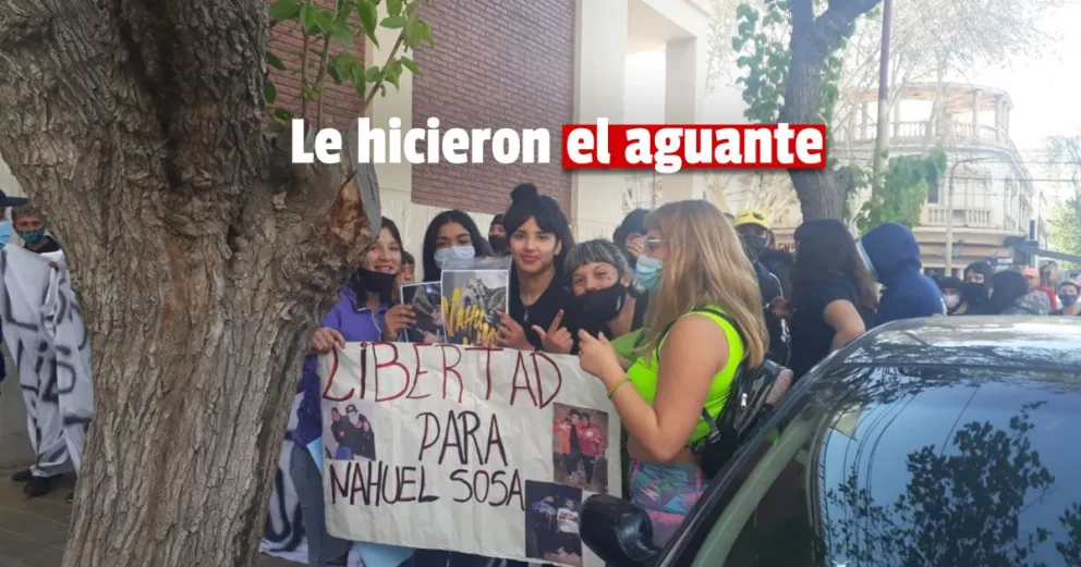 Imágenes de lo que pasaba en Tribunales: Sosa ante el juez y sus fans, familiares, amigos pidiendo su libertad