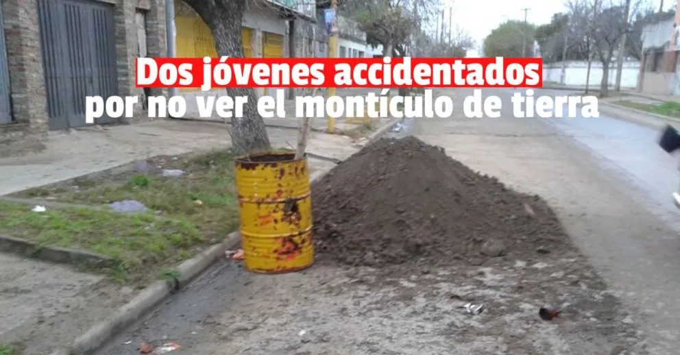 Dos motociclistas sanjuaninos colisionaron contra montículos de tierra y debieron ser hospitalizados