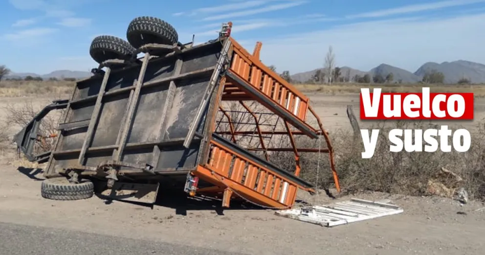 Un trailer que se utiliza para transportar caballos perdió una rueda y volcó 