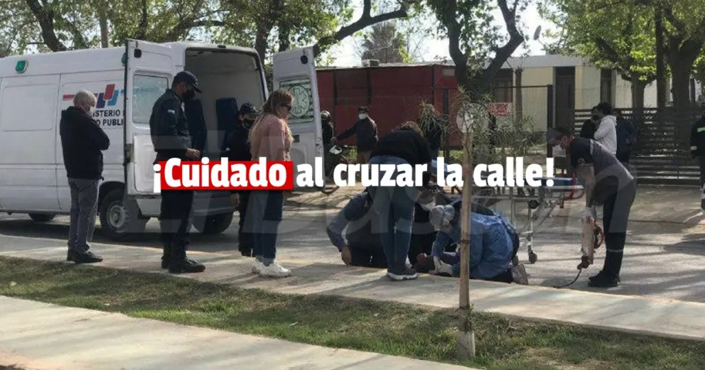 Dos mujeres fueron embestidas cuando cruzaban una transitada calle caucetera