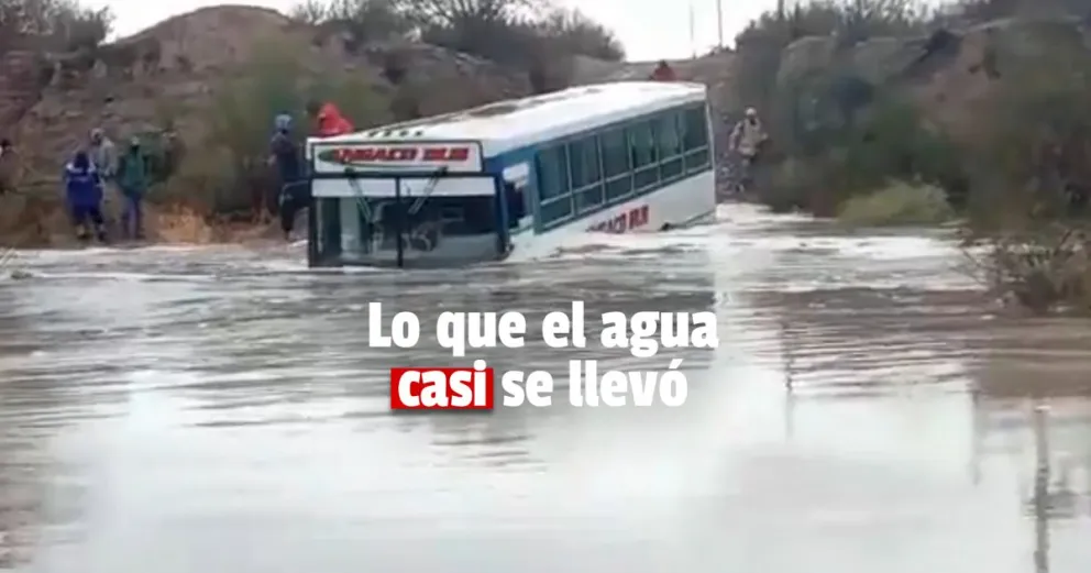 Un colectivo con pasajeros quedó varado en un badén por la crecida