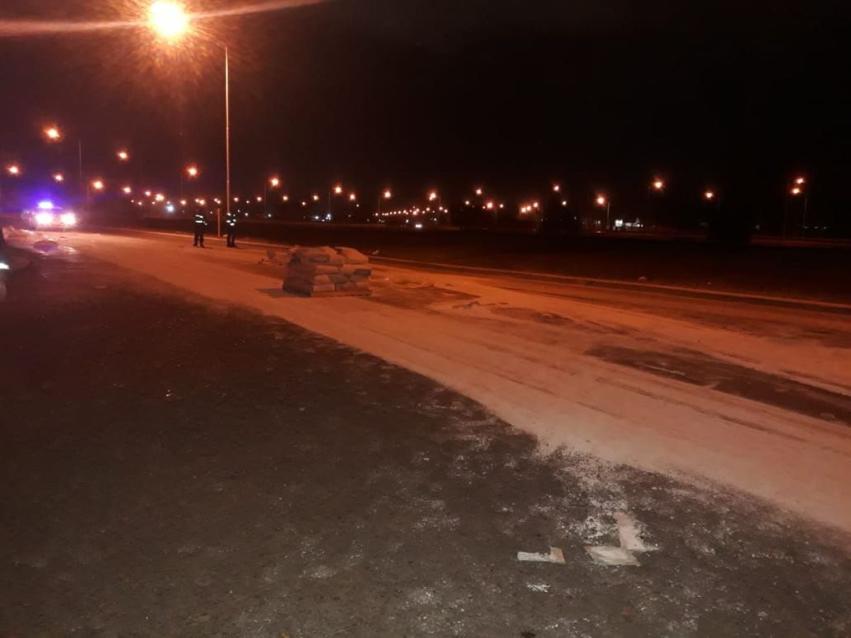 Un conductor mendocino perdió el control de su camión y volcó en la Ruta 20