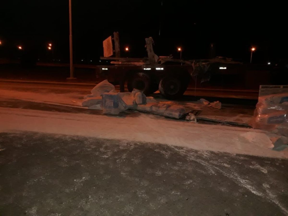 Un conductor mendocino perdió el control de su camión y volcó en la Ruta 20