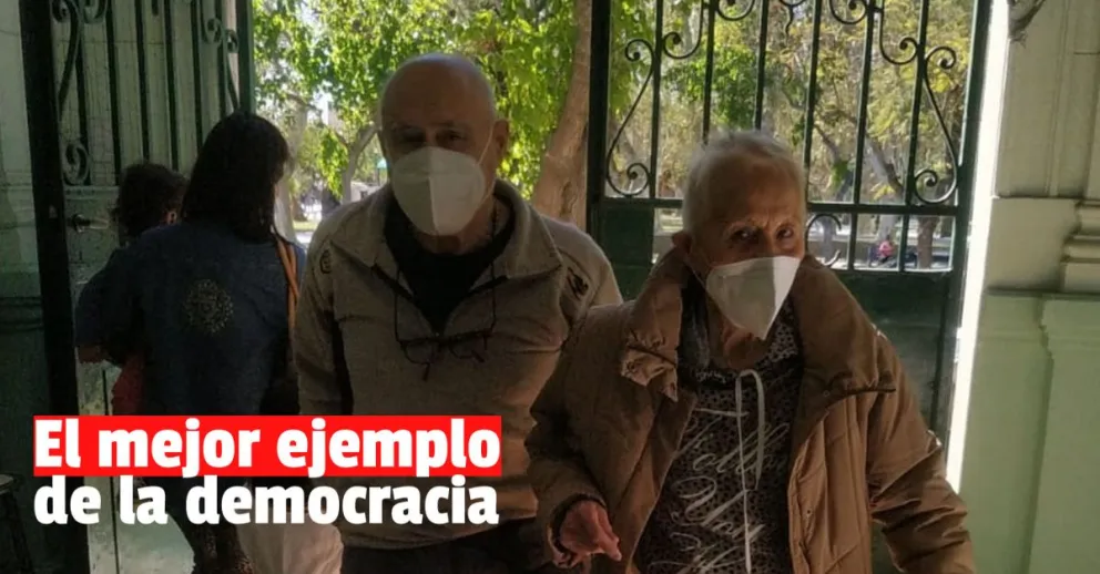 Con 93 años acudió a votar y expresó que lo hace por todos "por los que creen y los que no"