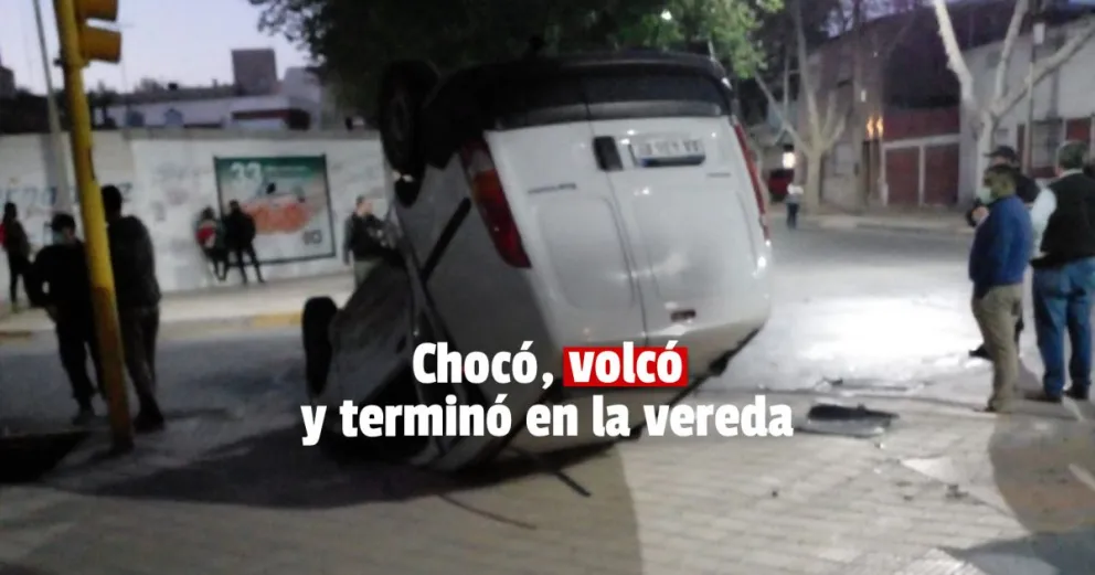 Chocaron un remis y una Kangoo y dos personas fueron internadas 