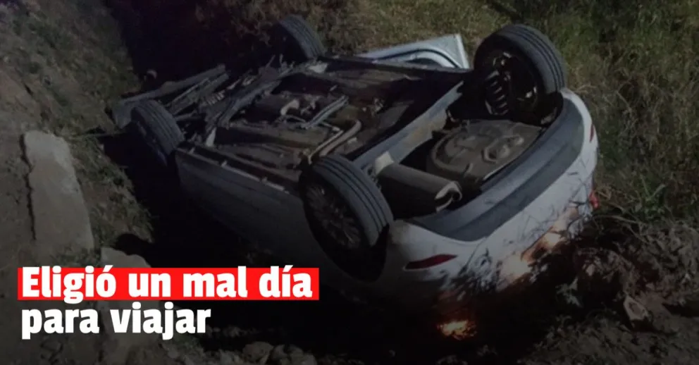 Iba a Calingasta, perdió el control del auto y terminó dentro de un zanjón