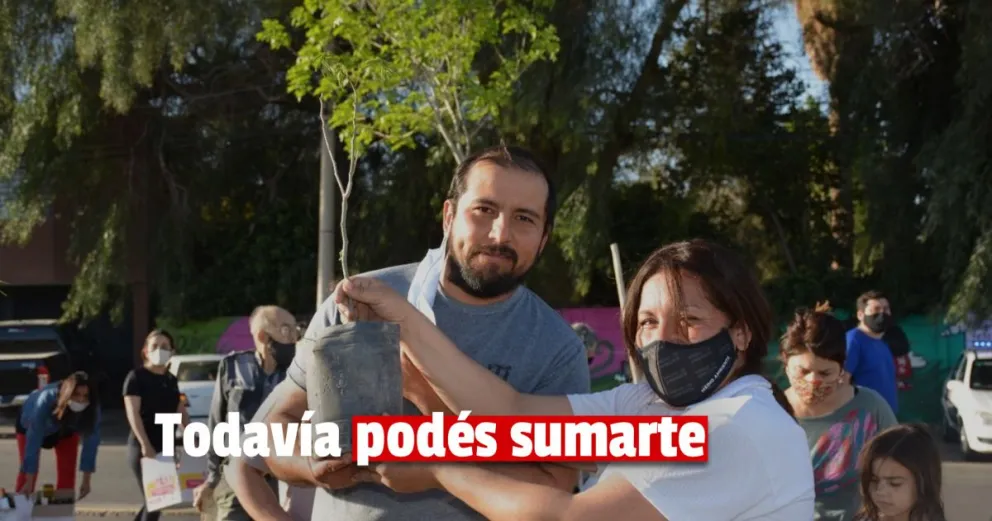 Más de 500 vecinos de Rivadavia ya intercambiaron basura por árboles para sus hogares