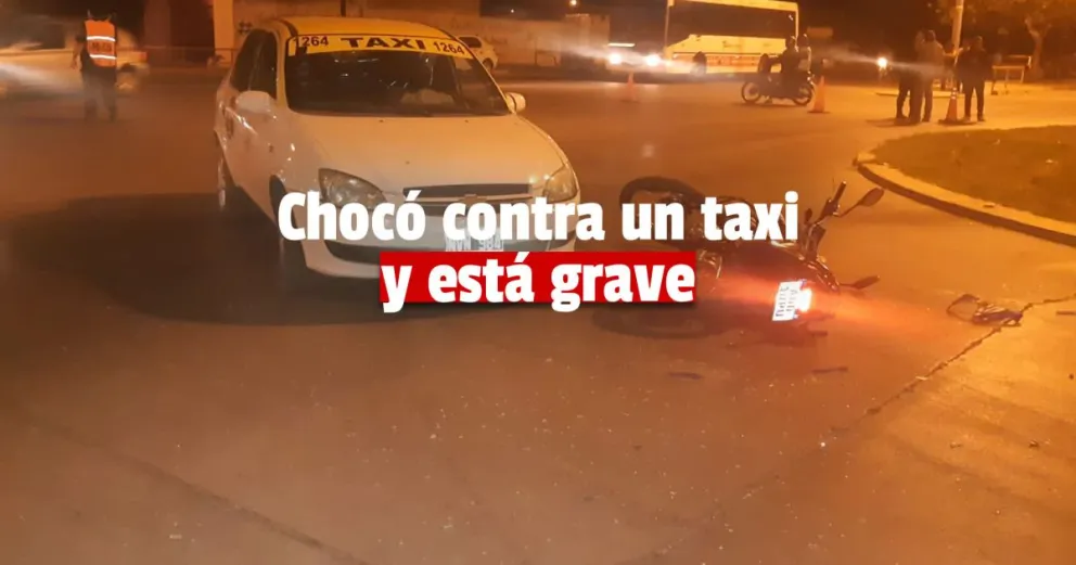 Un motociclista terminó internado tras impactar con un taxi