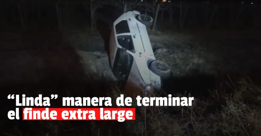 Perdió el control, volcó y terminó dentro de una zanja