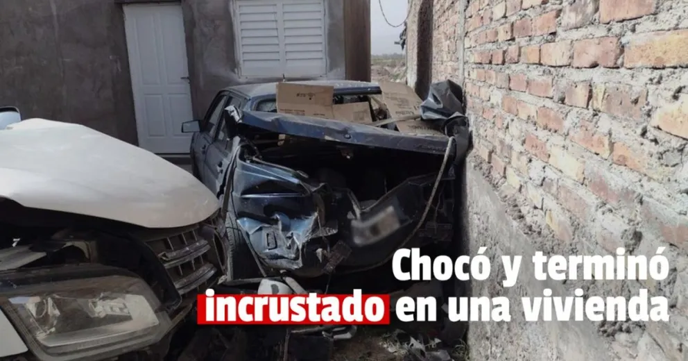 Fuerte choque en Caucete: perdió el control y terminó chocando un auto estacionado en el interior de una casa
