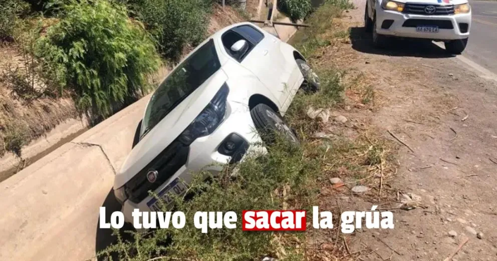 Un choque en Pocito terminó con un auto en un canal