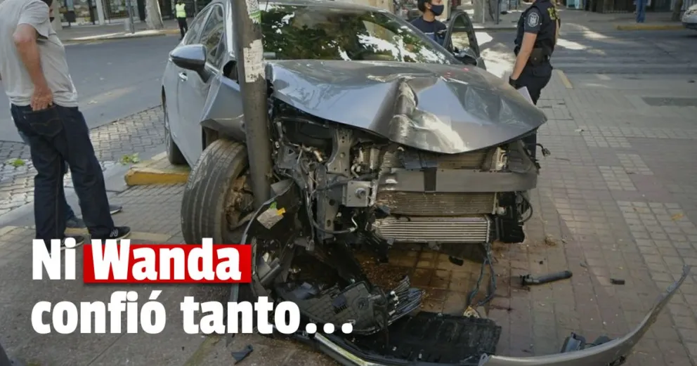 Un playero le robó el auto a un turista, manejaba ebrio y lo chocó contra un poste 